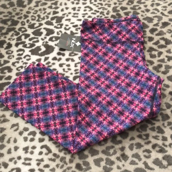 NUX Rio Capri Leggings in Kaleidoscope Painted Plum Size Small - Picture 4 of 14